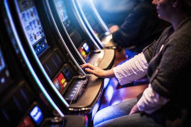 Evolution Gaming roulette wheel with ball in motion